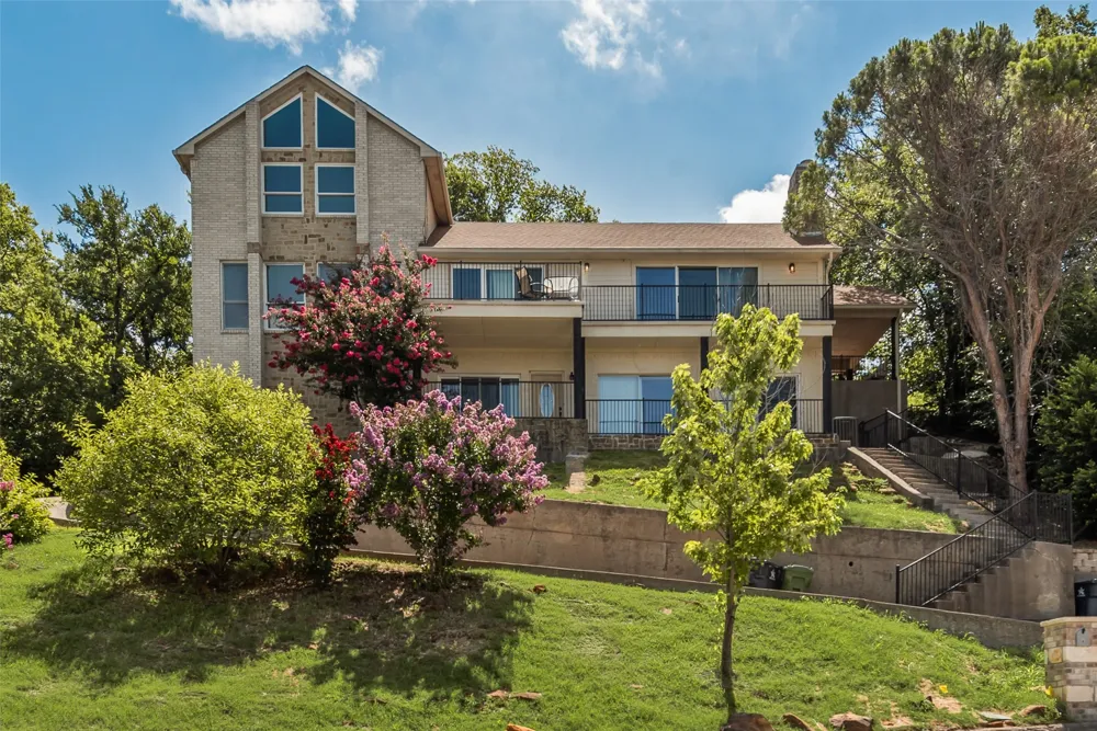 1803 Old Oak Arlington, TX 76012