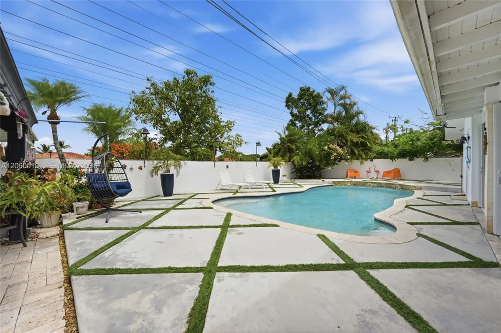 323 NW 136th Pl Miami, FL 33182