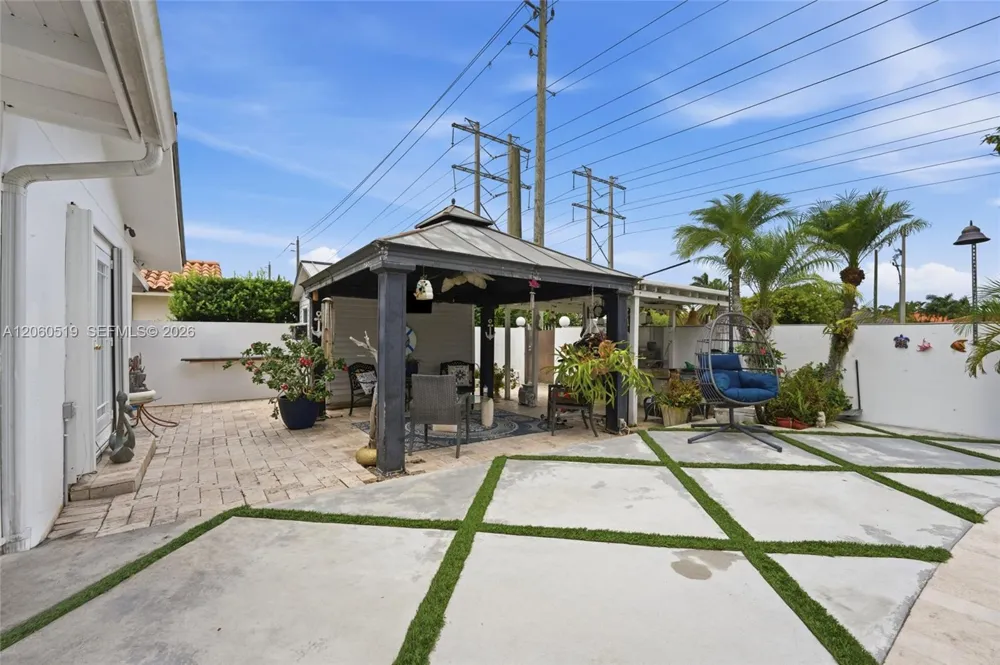 323 NW 136th Pl Miami, FL 33182