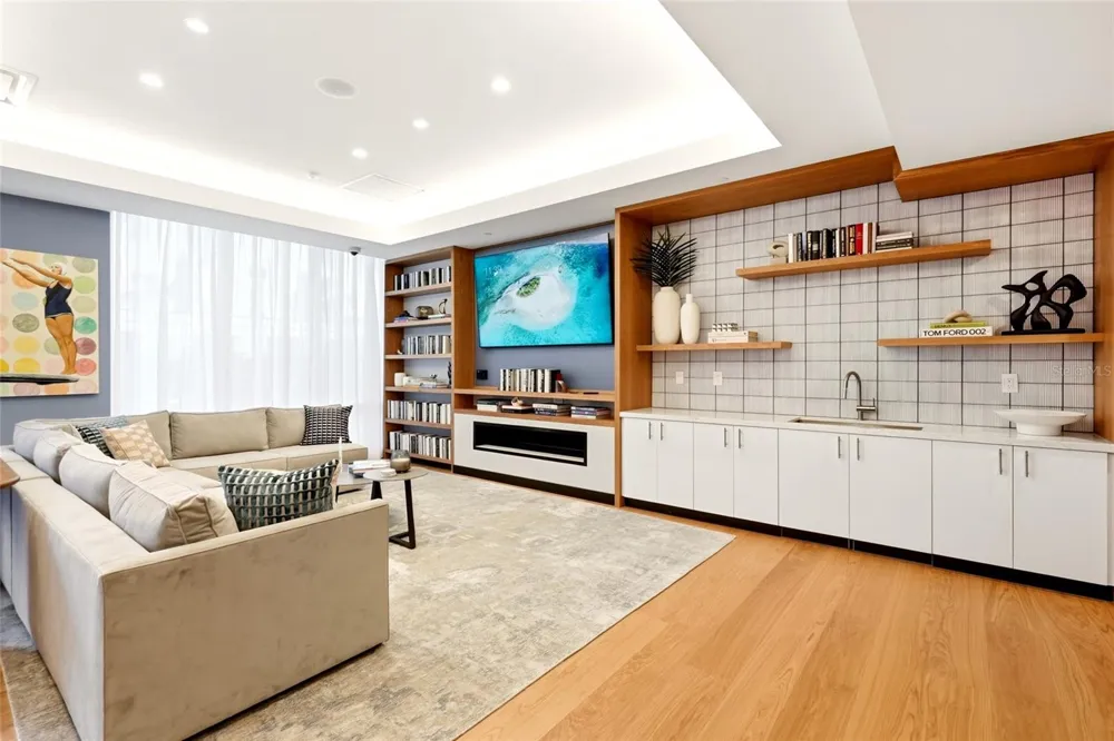 400 CENTRAL AVENUE #407 St Petersburg, FL 33701