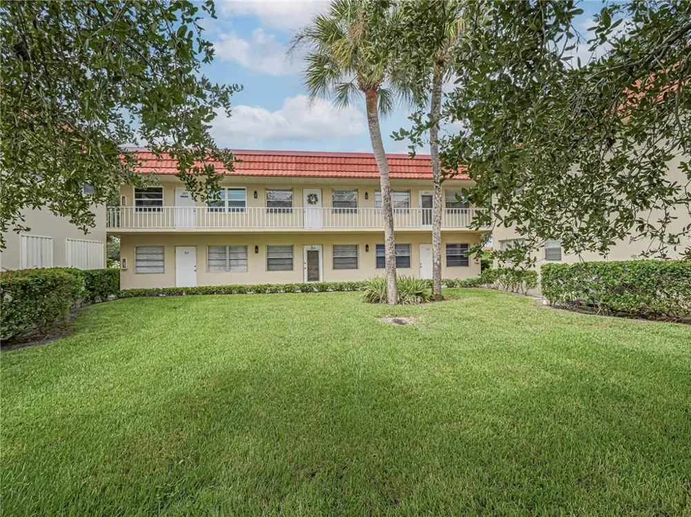75 Royal Oak Court #204 Vero Beach, FL 32962