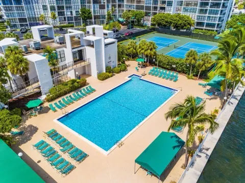 800 Parkview Dr #222
