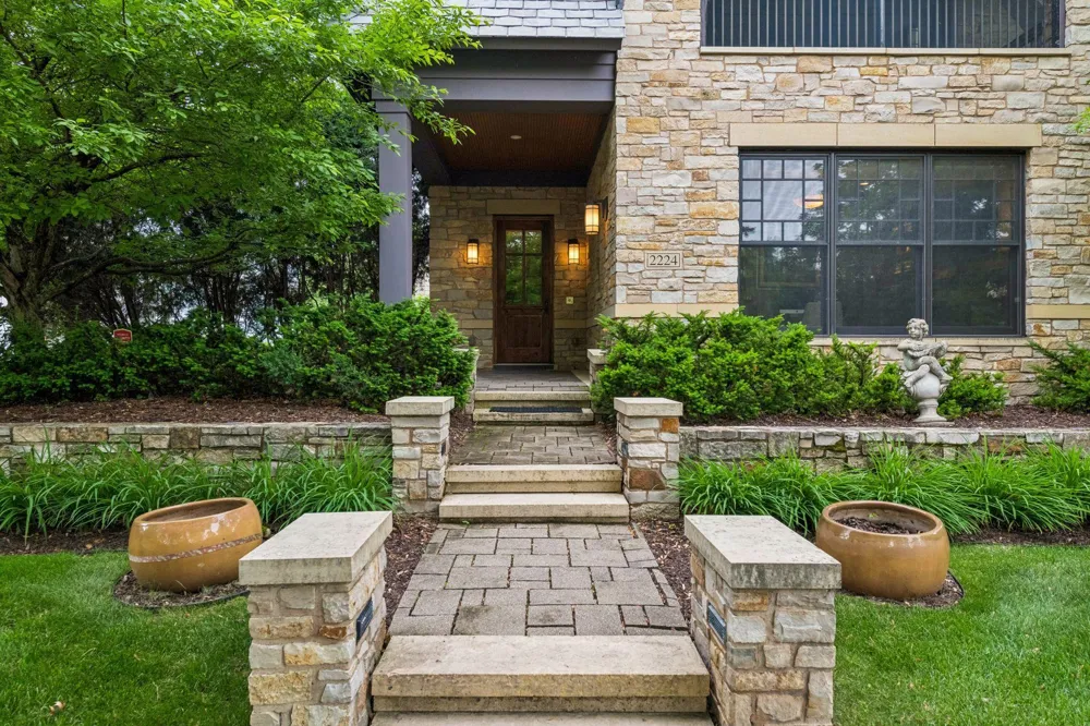 2224 Portico Green Wayzata, MN 55391
