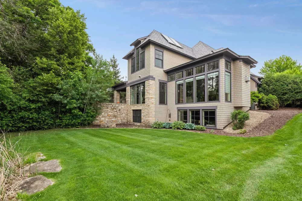 2224 Portico Green Wayzata, MN 55391