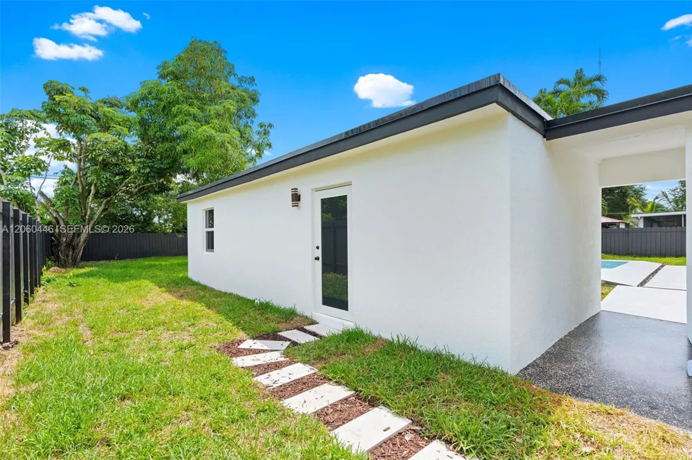 35 Allen Rd West Park, FL 33023
