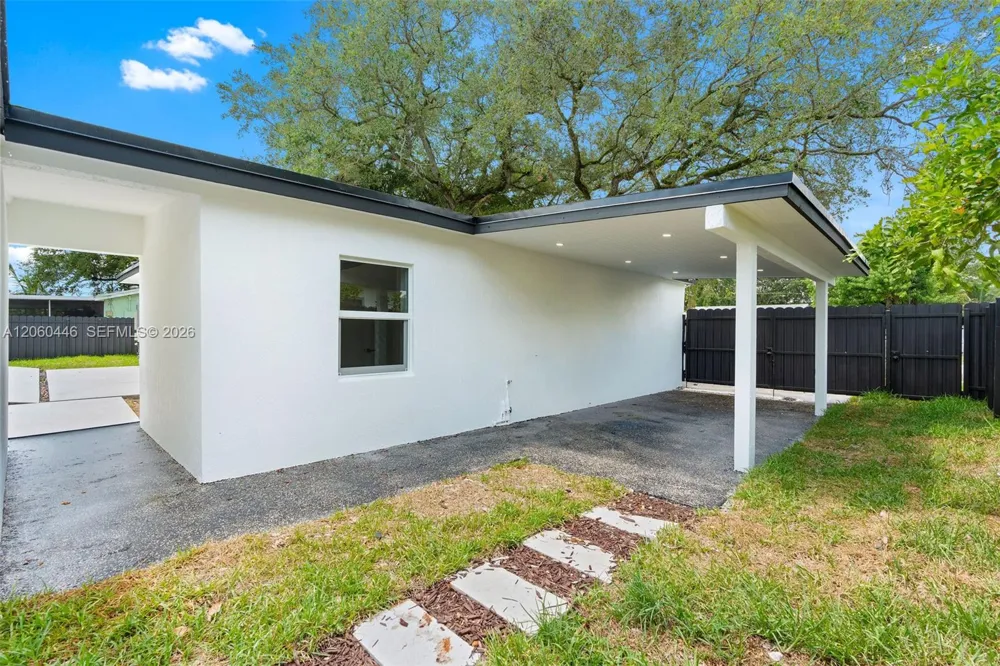 35 Allen Rd West Park, FL 33023