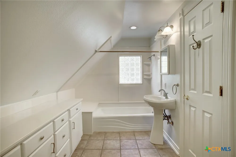 1322 Avenue F #A Shiner, TX 77984