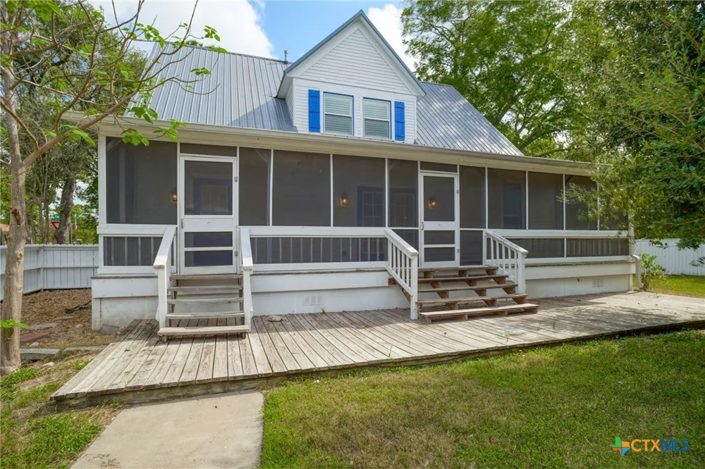1322 Avenue F #A Shiner, TX 77984