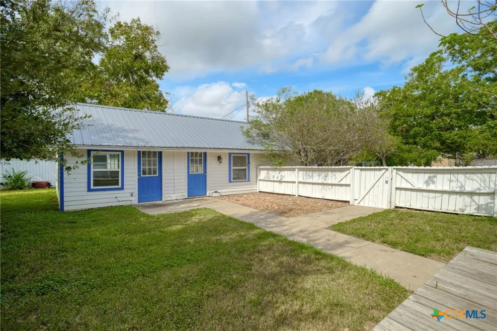 1322 Avenue F #A Shiner, TX 77984