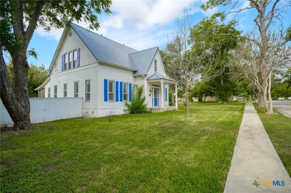 1322 Avenue F #A Shiner, TX 77984
