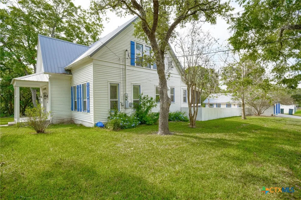 1322 Avenue F #A Shiner, TX 77984