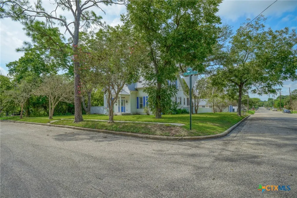 1322 Avenue F #A Shiner, TX 77984
