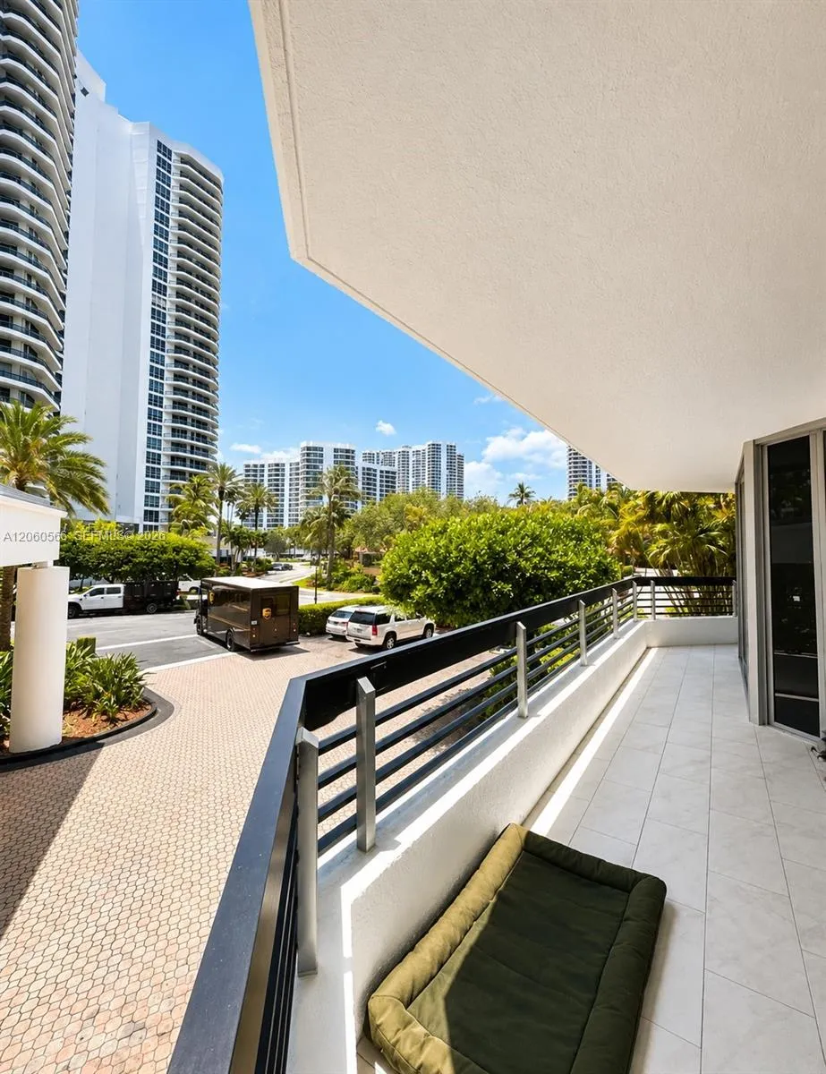 19195 NE 36th Ct #205 Aventura, FL 33180
