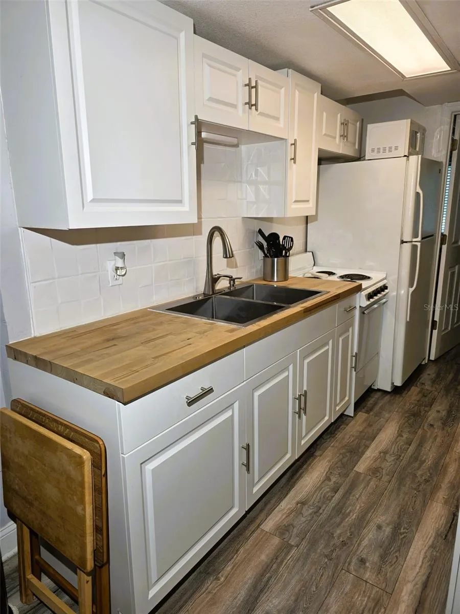 1865 MAZO MANOR #J3 Lutz, FL 33558