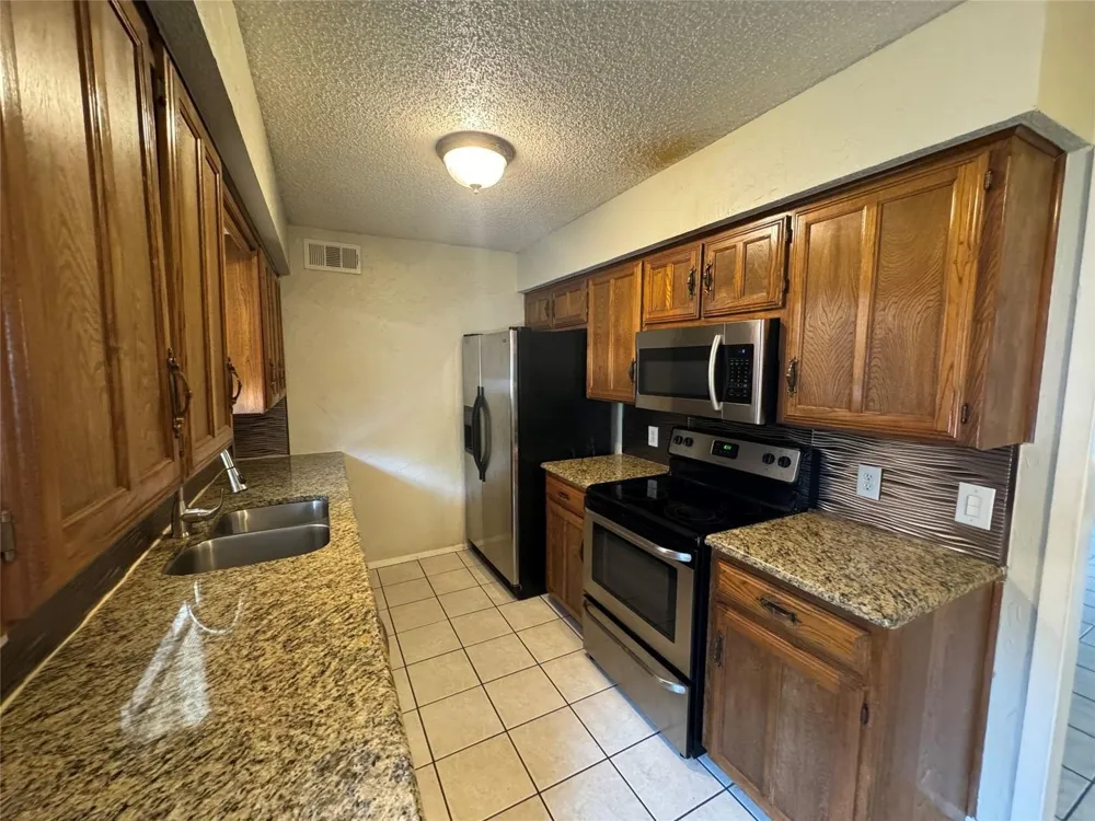 2721 Hurstview Drive #D Hurst, TX 76054