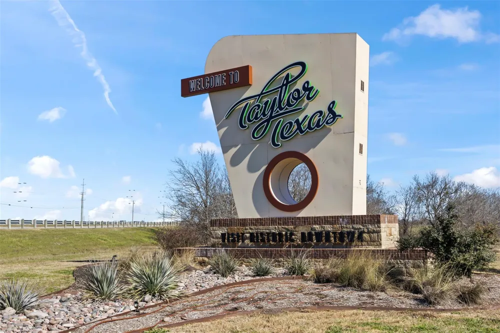 703 Main Street Taylor, TX 76574