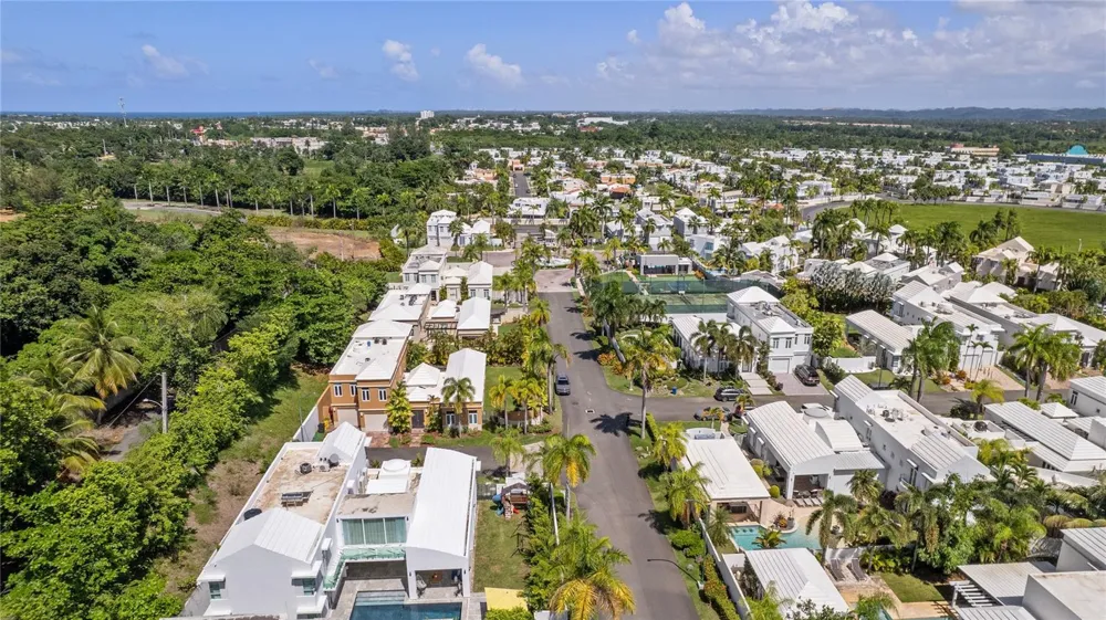 35 PASEO LAS PALMAS Dorado, PR 00646
