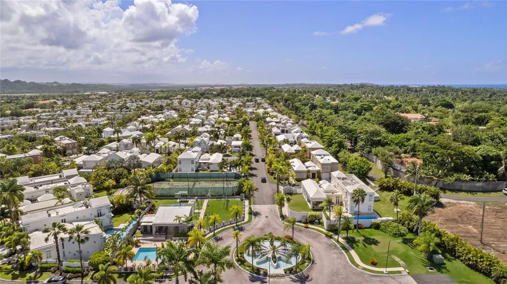 35 PASEO LAS PALMAS Dorado, PR 00646