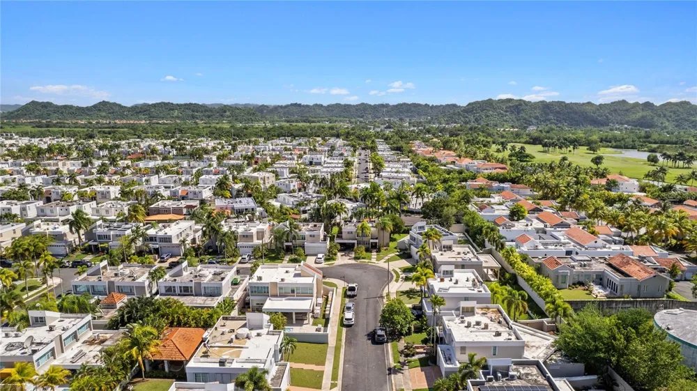 35 PASEO LAS PALMAS Dorado, PR 00646