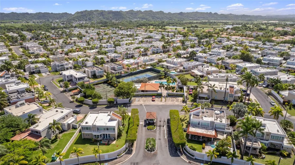 35 PASEO LAS PALMAS Dorado, PR 00646