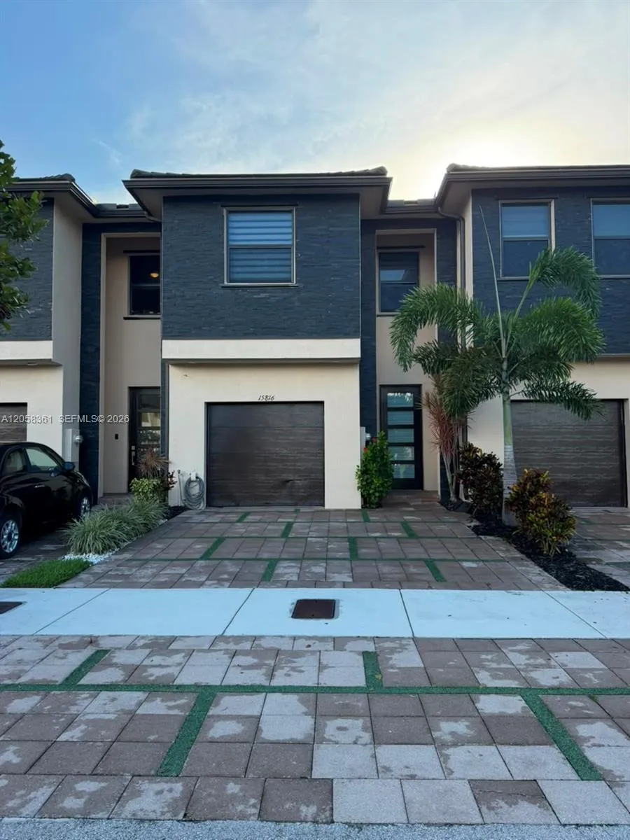 15816 NW 91st Ave Miami Lakes, FL 33018