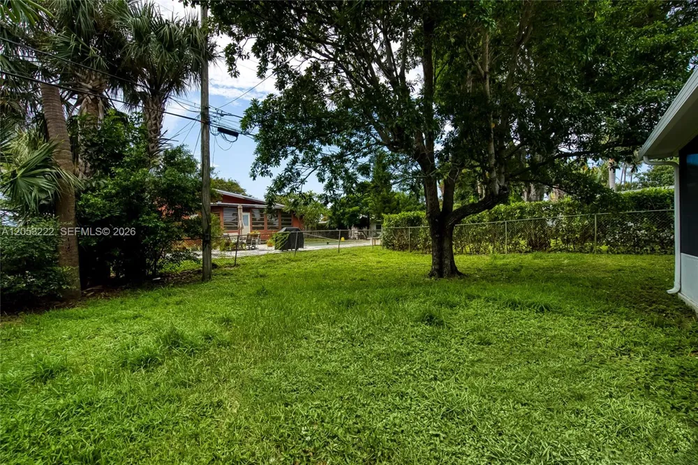 1427 Crest Dr Lake Worth, FL 33461
