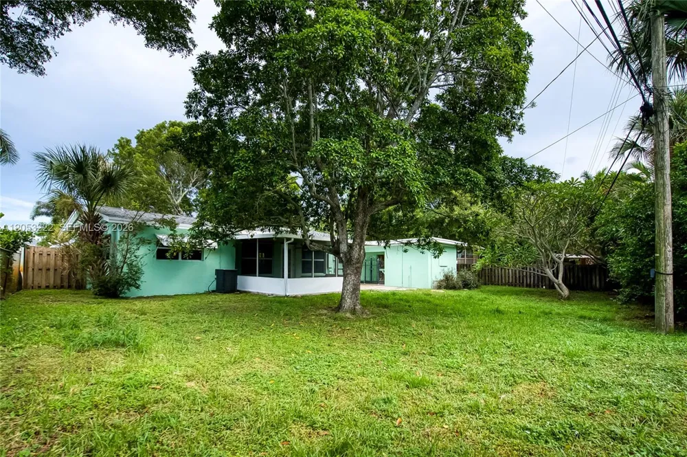 1427 Crest Dr Lake Worth, FL 33461