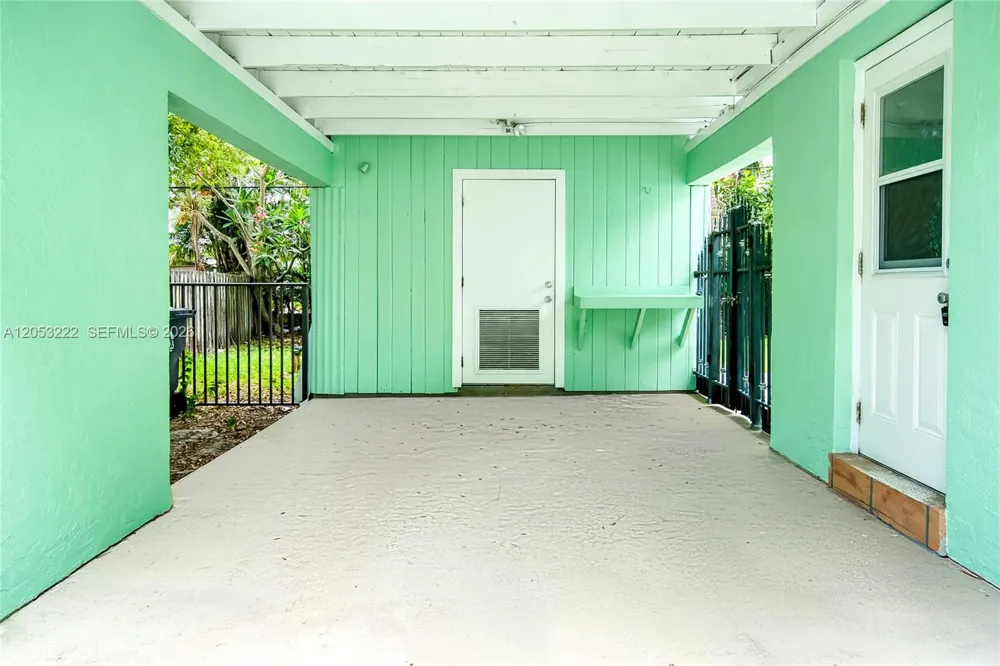 1427 Crest Dr Lake Worth, FL 33461