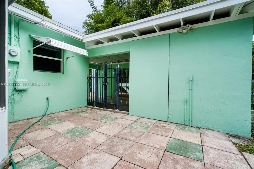 1427 Crest Dr Lake Worth, FL 33461