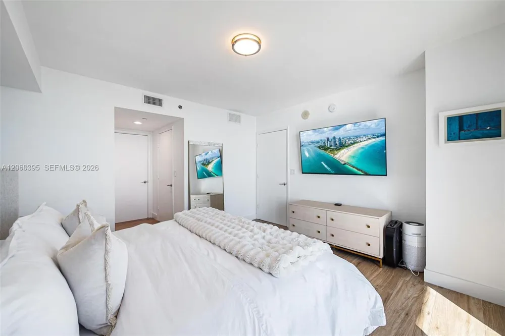 50 BISCAYNE BLVD #2706 Miami, FL 33132