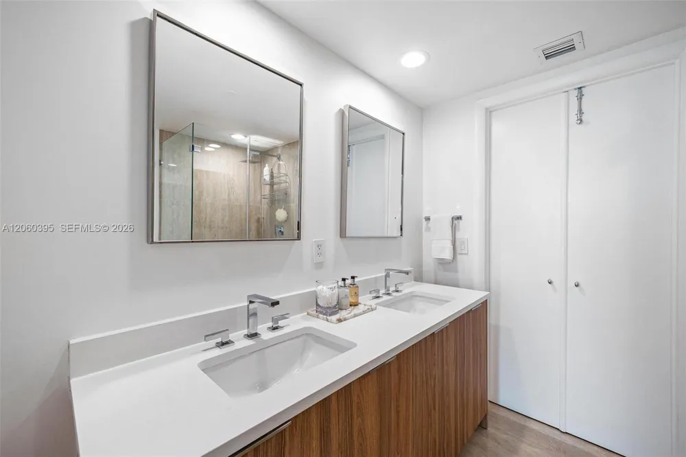 50 BISCAYNE BLVD #2706 Miami, FL 33132