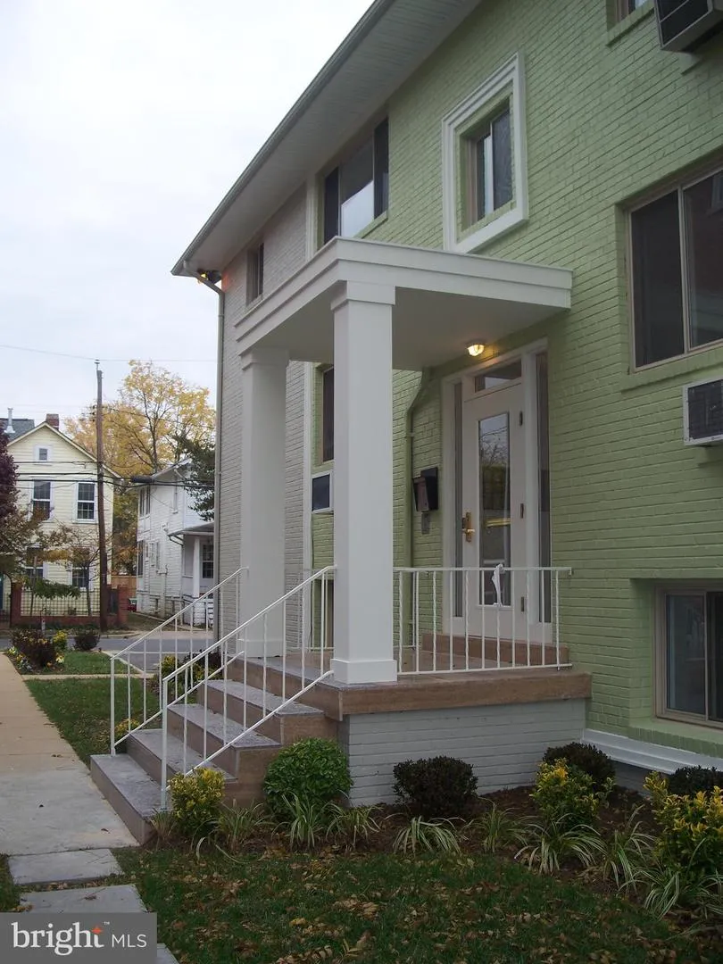 206 E WINDSOR AVENUE #303 Alexandria, VA 22301