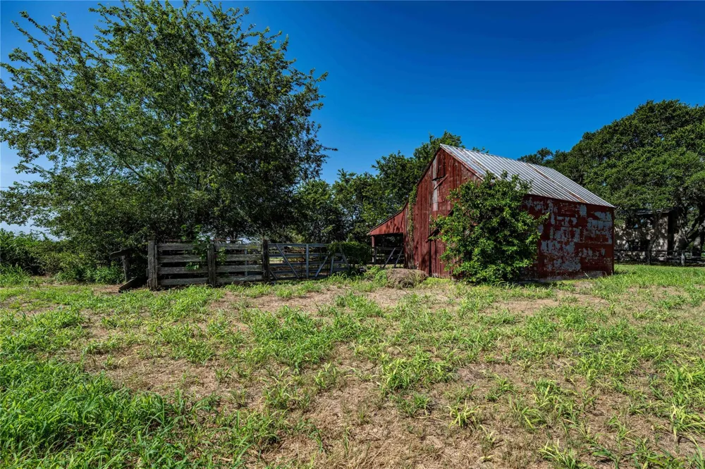 4038 Farek Loth Road Schulenburg, TX 78956