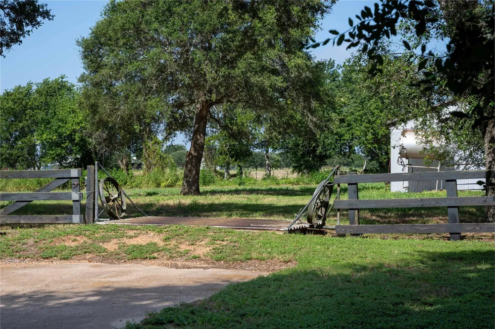 4038 Farek Loth Road Schulenburg, TX 78956