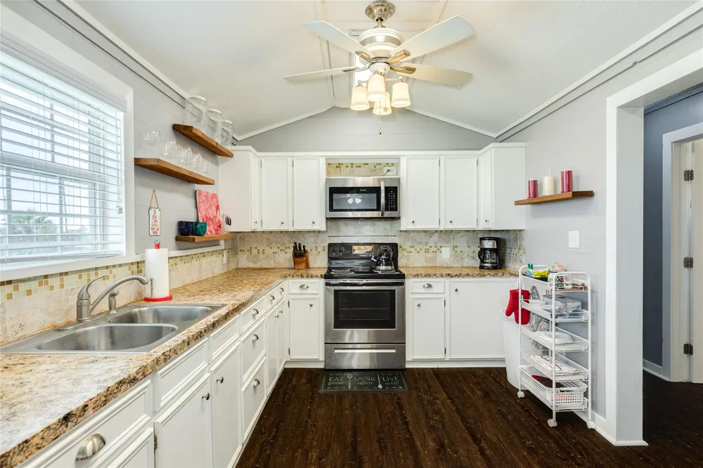 707 Pompano Lane Freeport, TX 77541
