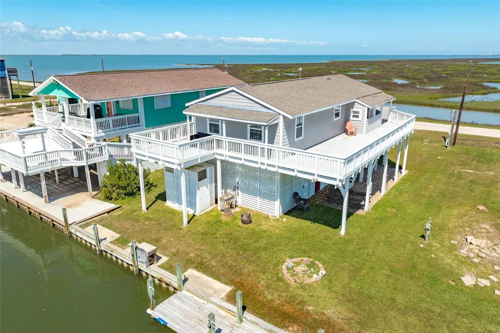 707 Pompano Lane Freeport, TX 77541