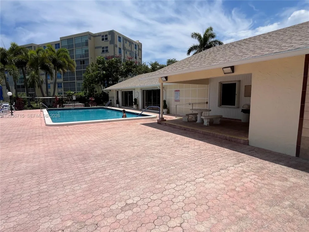 301 SE 3rd St #204 Dania Beach, FL 33004