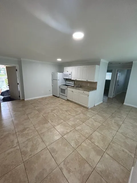 1119 NW 6TH AVENUE #4