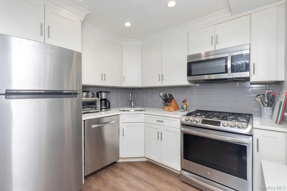 15 LEEWOOD CIRCLE #1R Eastchester, NY 10709