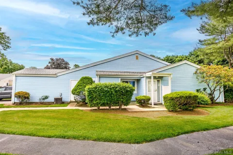 302 Bentley Court W