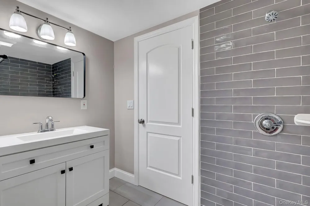 128 W 17th Street Deer Park, NY 11729
