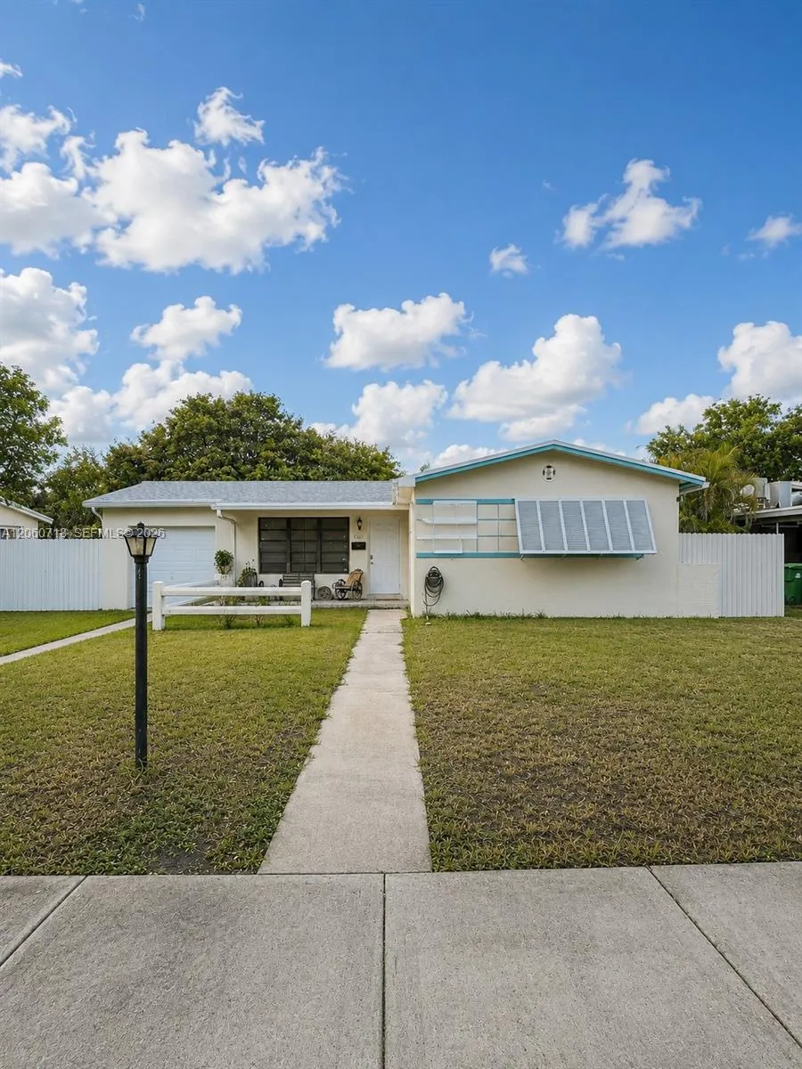 9395 Nassau Dr Cutler Bay, FL 33189