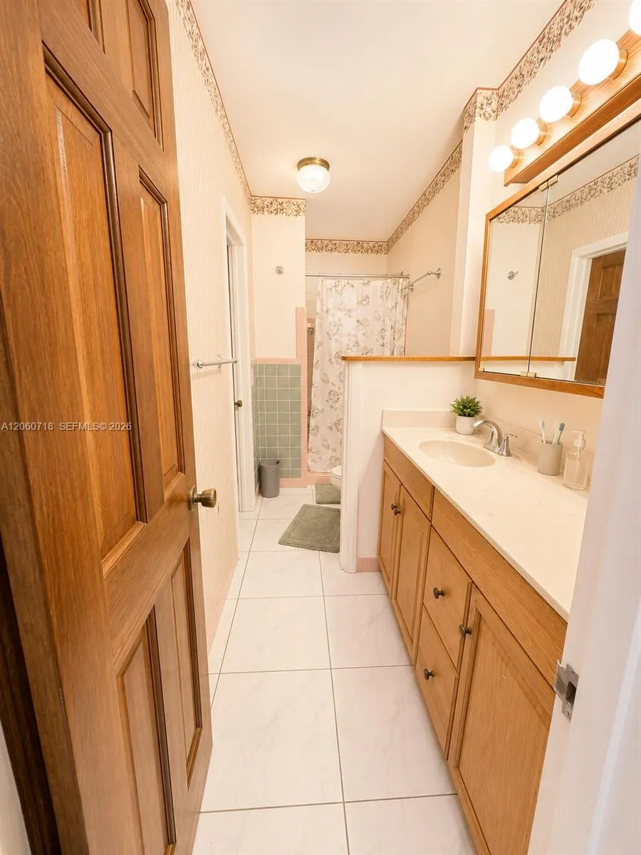 9395 Nassau Dr Cutler Bay, FL 33189