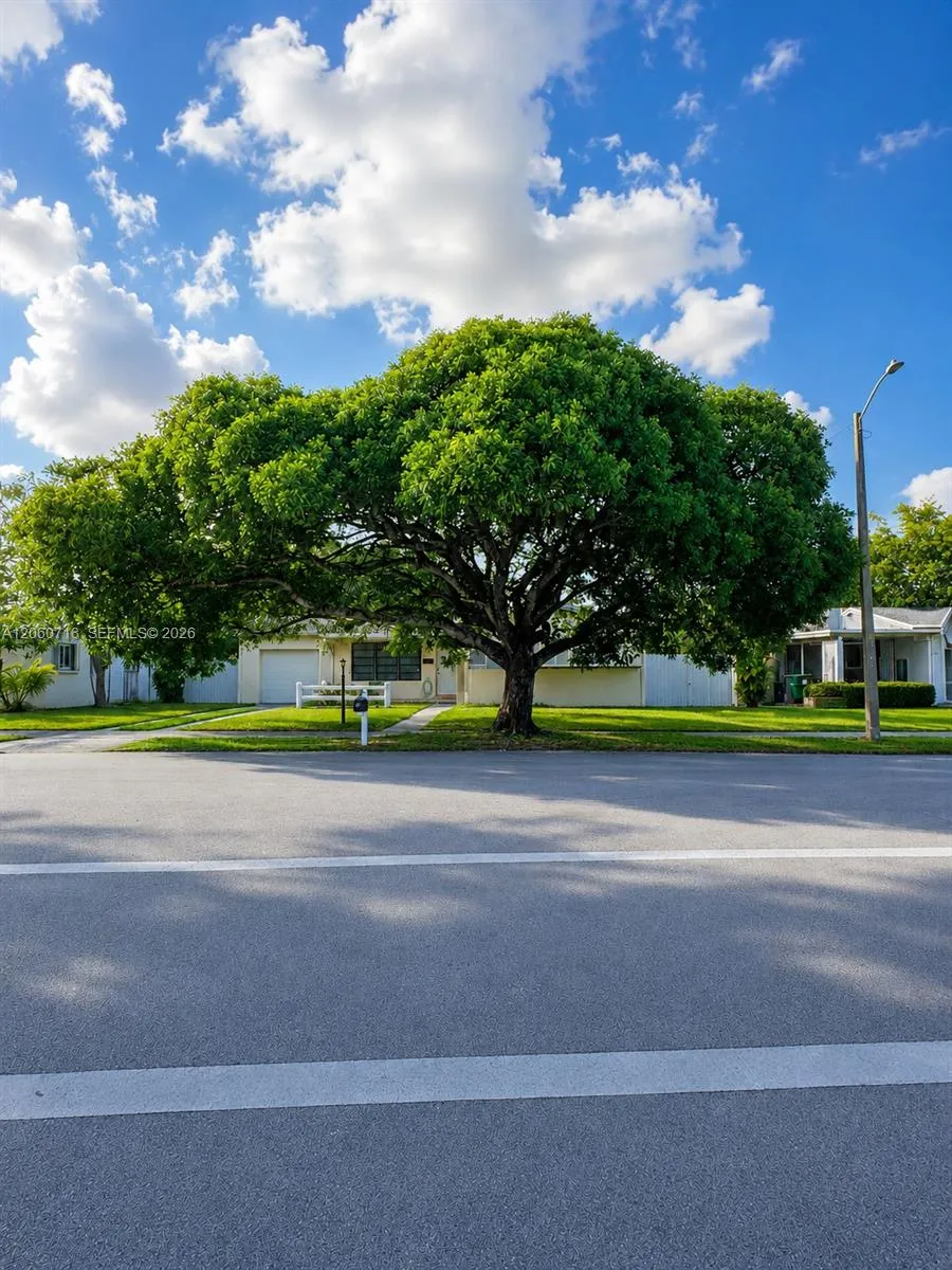 9395 Nassau Dr Cutler Bay, FL 33189