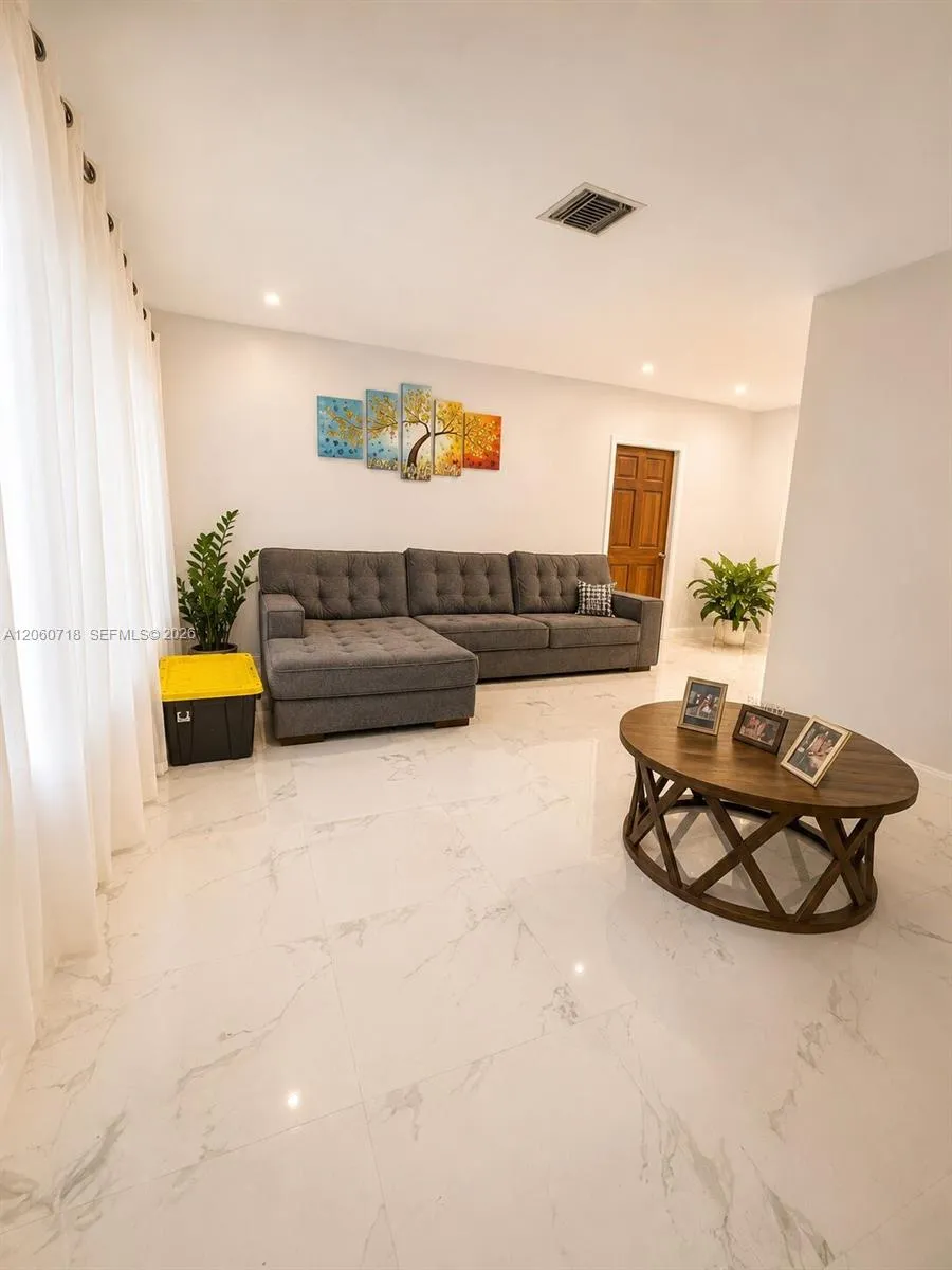 9395 Nassau Dr Cutler Bay, FL 33189
