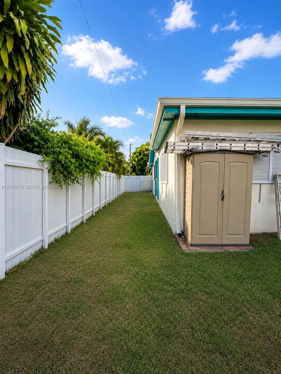 9395 Nassau Dr Cutler Bay, FL 33189
