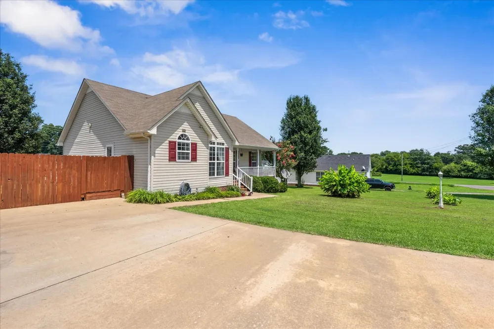 5 Summerfield Dr Fayetteville, TN 37334
