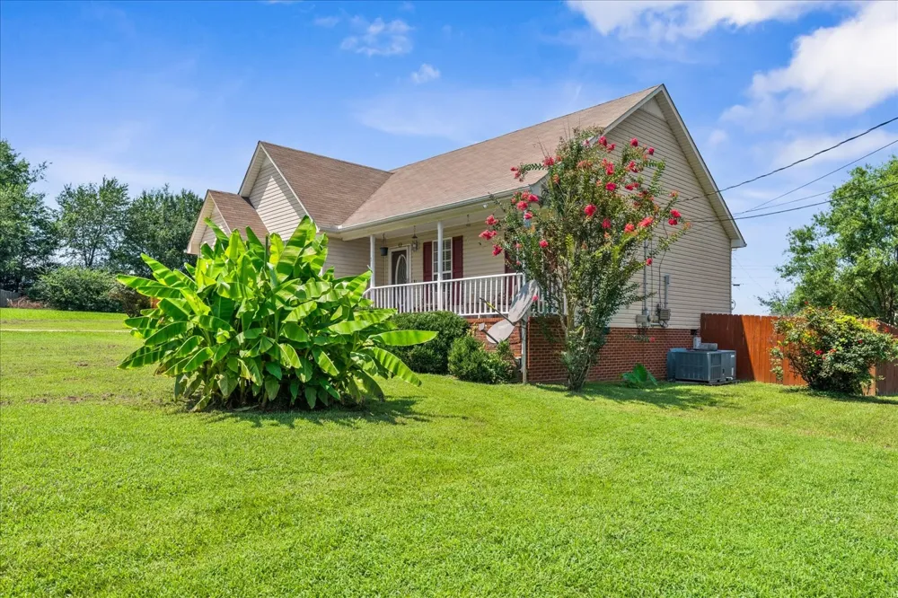 5 Summerfield Dr Fayetteville, TN 37334
