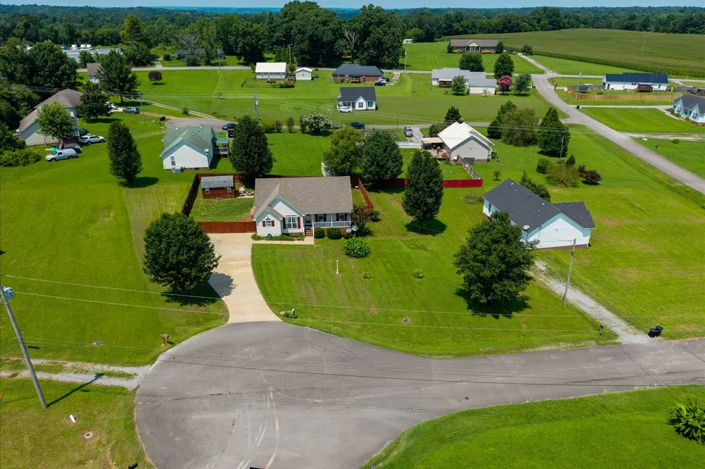 5 Summerfield Dr Fayetteville, TN 37334