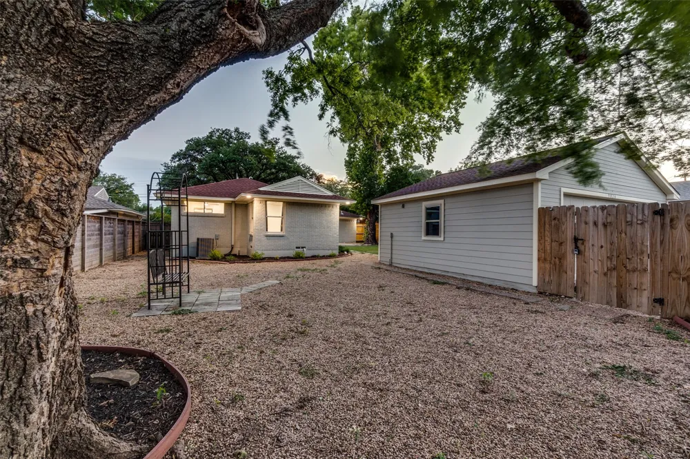 9026 Livenshire Drive Dallas, TX 75238